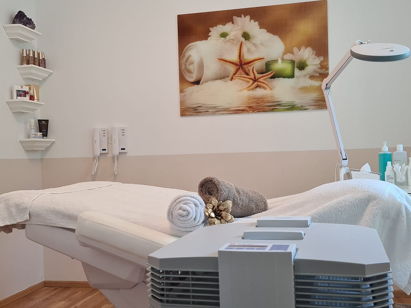 Behandlungsraum mit Kosmetikliege bei Flair Kosmetik in Bad Vöslau